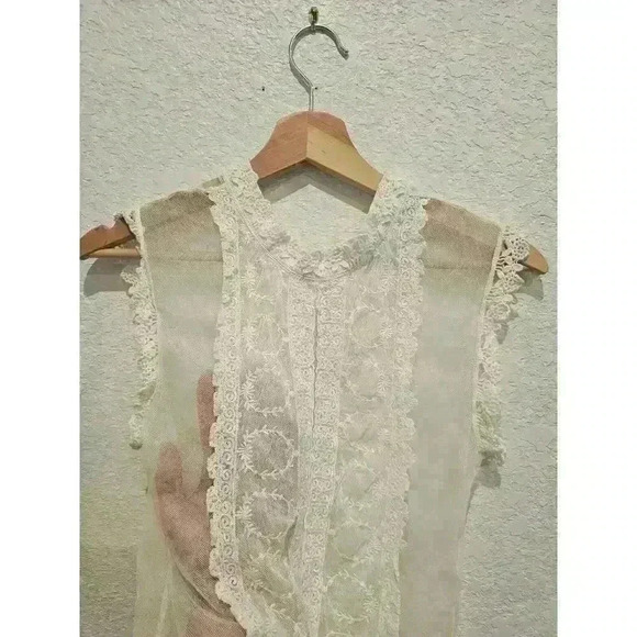 Vintage white coquette style blouse. Size small. - Picture 4 of 4
